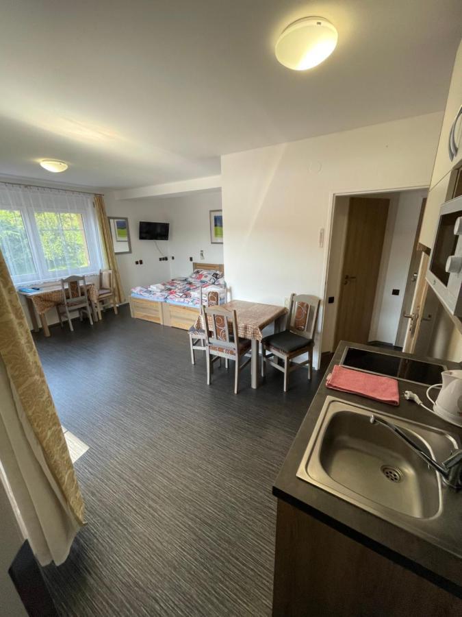 Maxovo Kralovstvi Apartment Rovensko pod Troskami ภายนอก รูปภาพ