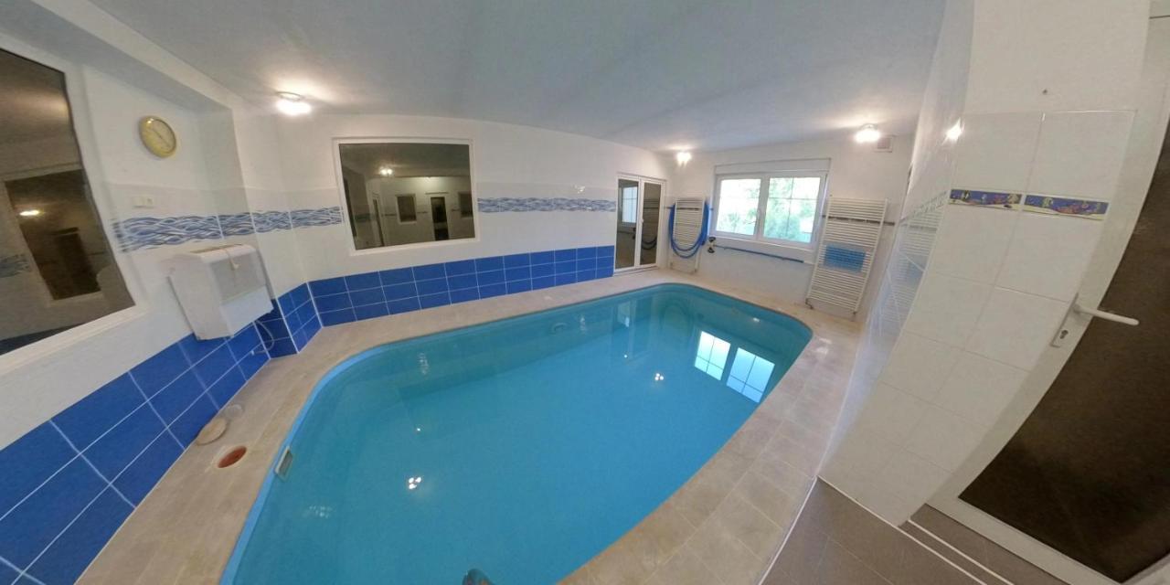 Maxovo Kralovstvi Apartment Rovensko pod Troskami ภายนอก รูปภาพ